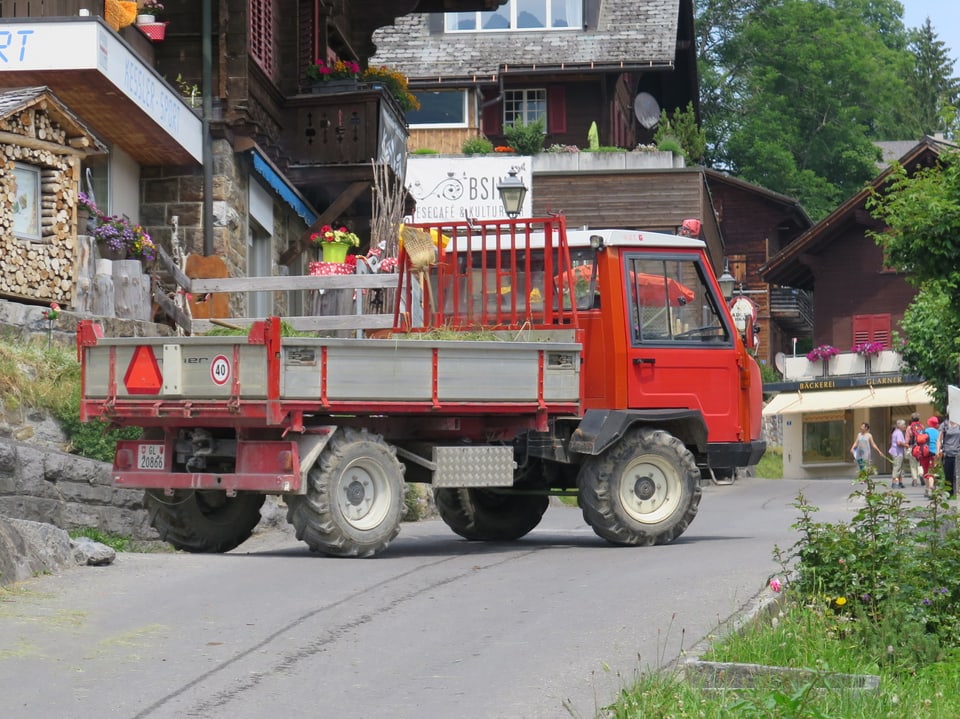 Dieselfahrzeug auf der autofreien Strasse in Braunwald