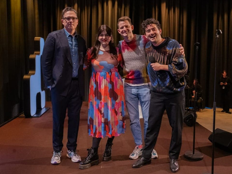 Die vier Comedians Javier Garcia, Julia Steiner, Fabian Unteregger und Dario Cantieni auf einer Bühne.