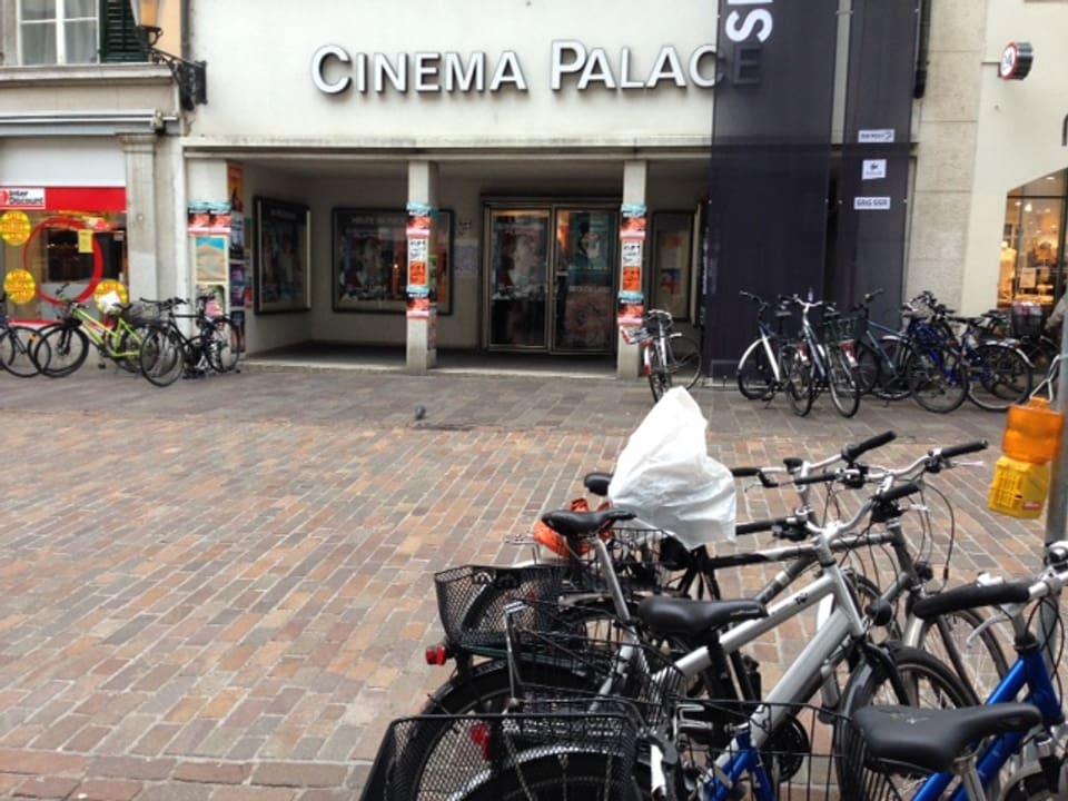 Cinema Palace in Solothurn, vor dem Kino stehen viele Fahrräder.