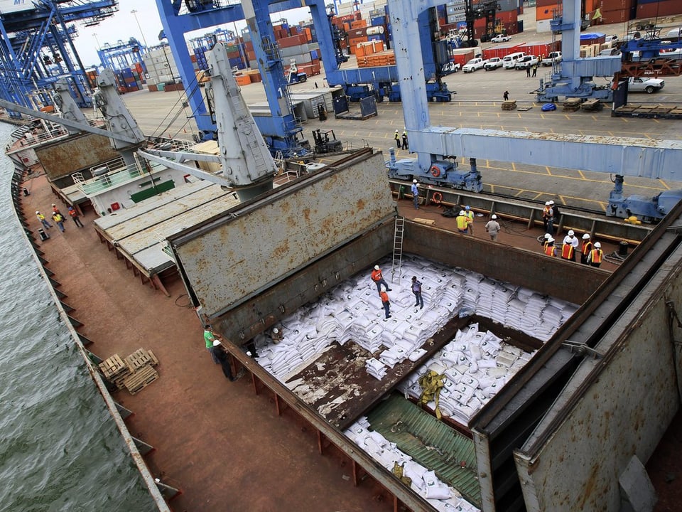 Das beschlagnahmte nordkoreanische Frachtschiff in Panama von oben: Zahlreiche Zuckersäcke sind zu sehen.