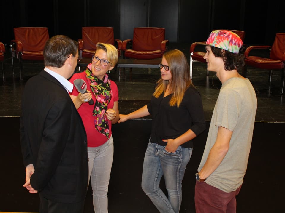Priska Dellberg interviewt Schüler und einen Kandidaten.