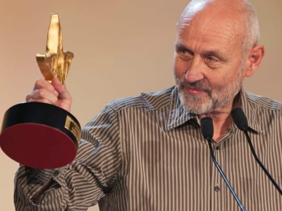 Peter Freiburghaus 2013 mit dem Prix Walo, einem goldenen Stern, in der Hand