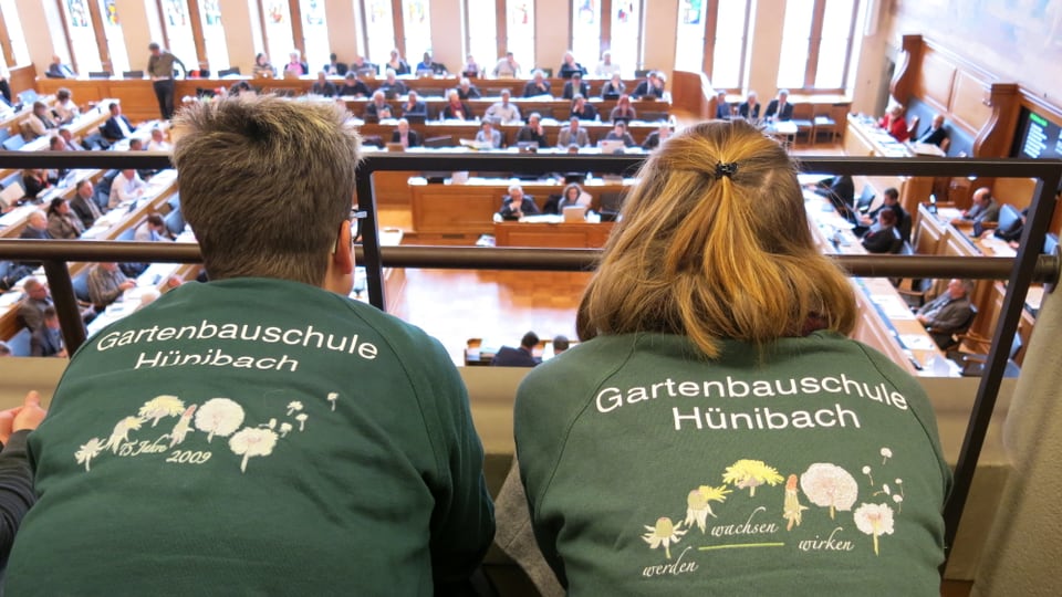 Zwei Lernende mit Gartenbauschule-T-Shirt auf der Tribüne des Rathauses