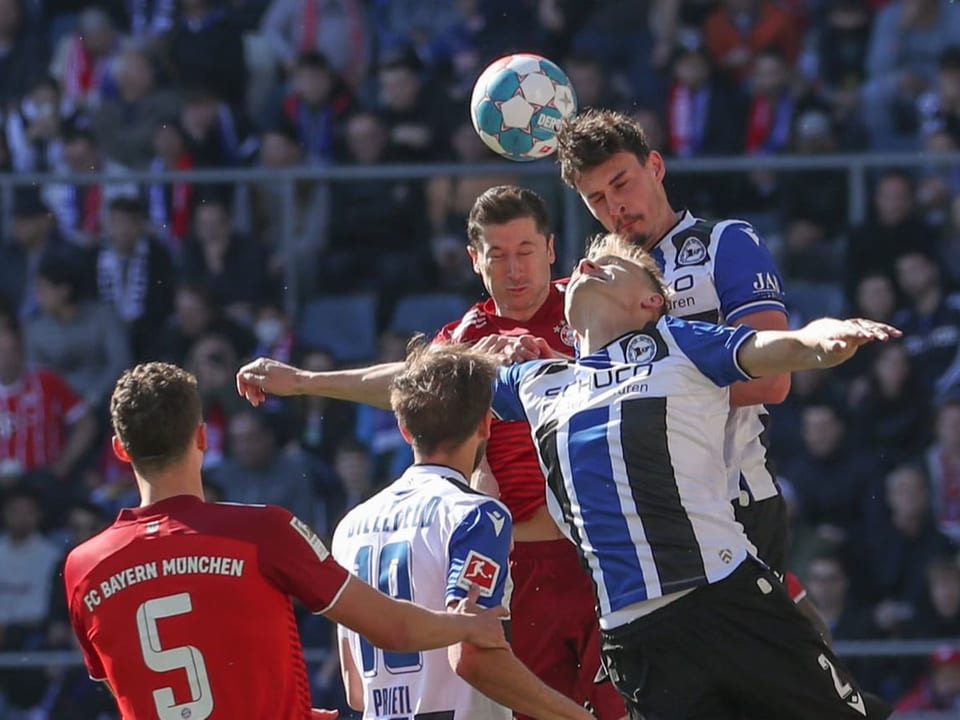 Streng bewacht Lewandowski im Kopfballduell