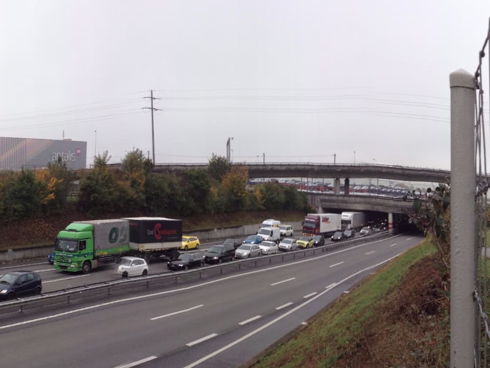 Der Unfall auf der A1 bei Baden hat auch auf der A3 zu einem Rückstau in Richtung Brugg geführt.