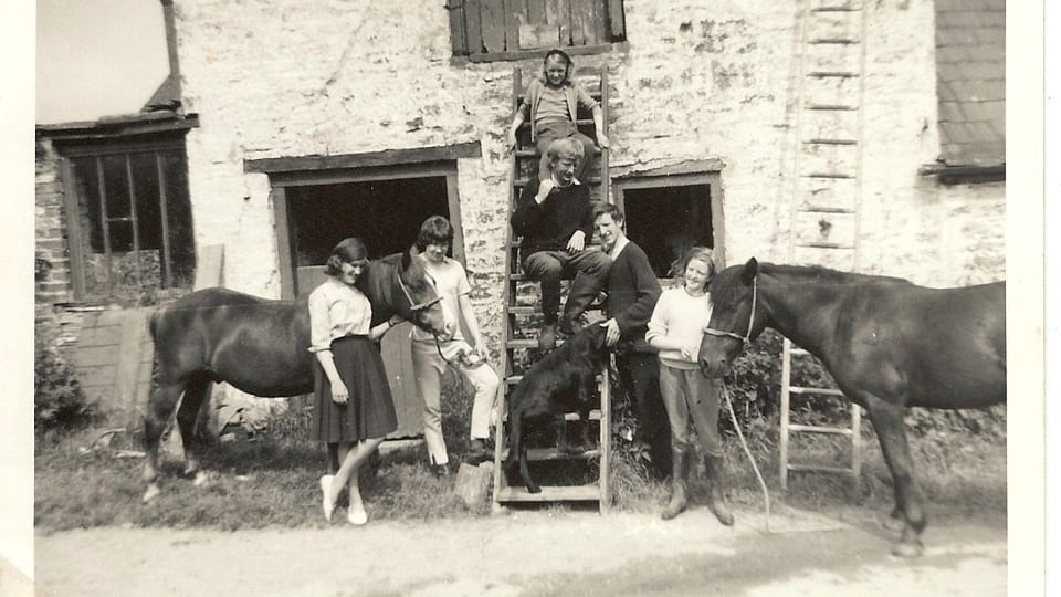 Altes Schwarz-Weiss Foto von einer Familie auf dem Bauernhof mit zwei Pferden und Hund