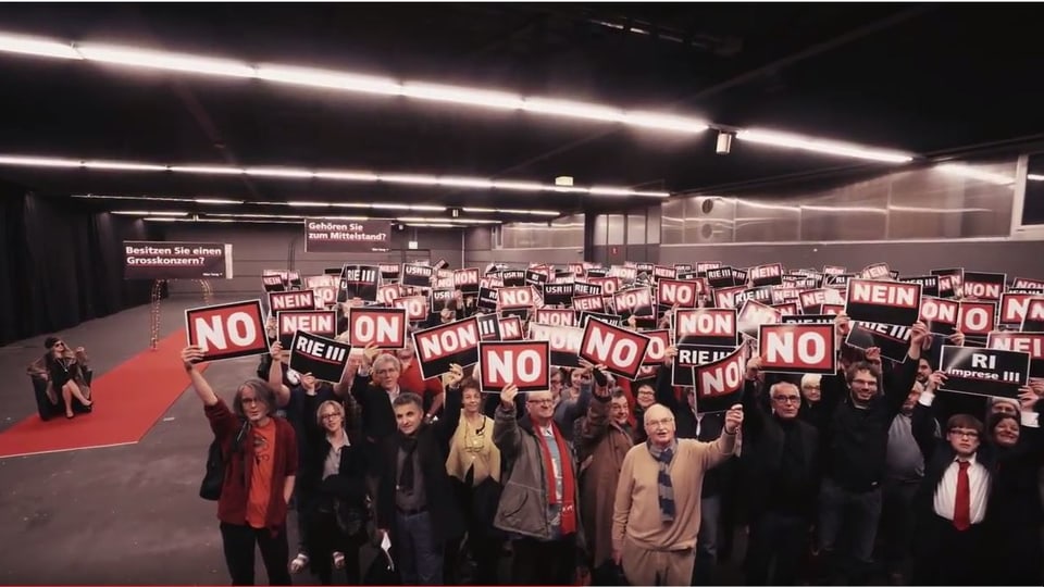 Links eine Frau im Pelz auf einem roten Teppich, rechts Dutzende Menschen mit «No!»-Schildern.