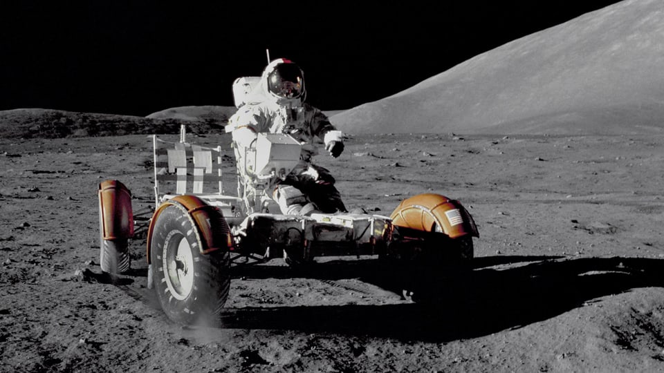 Ein Rover auf der Oberfläche des Mondes.