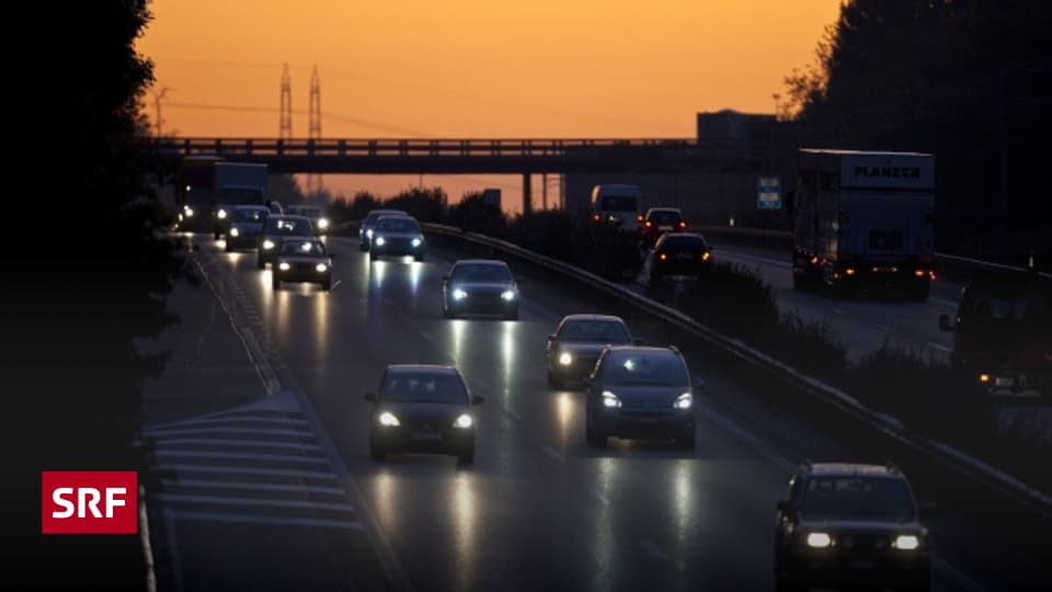 Straßenverkehr: Lichter am Auto