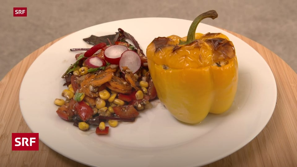 Peperoni, Tag 5 Gefüllte Peperoni mit gemischtem Salat Unterhaltung