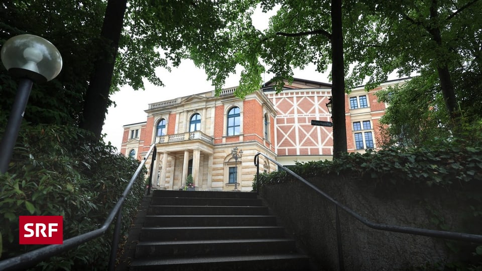 150-Jahre-Festspiele-Bayreuther-Jubil-um-Der-Gr-ne-H-gel-und-sein-brauner-Schatten