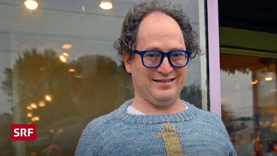 Strickfluencer-Sam-Barsky-Virale-Masche-Der-Mann-der-mit-Strickpullis-die-Welt-entz-ckt