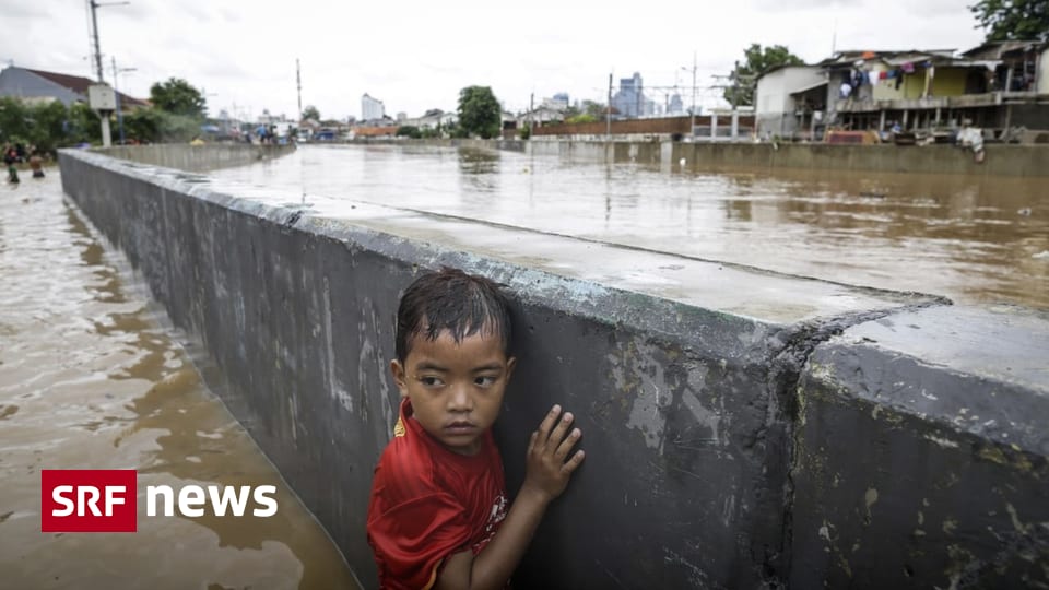Krisis Iklim di Indonesia – Penduduk Pulau Tuntut Kompensasi dari Holcim – Berita