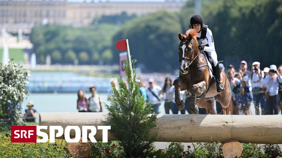 Reiter-Vogg-und-Schweizer-Team-schnuppern-an-Medaille