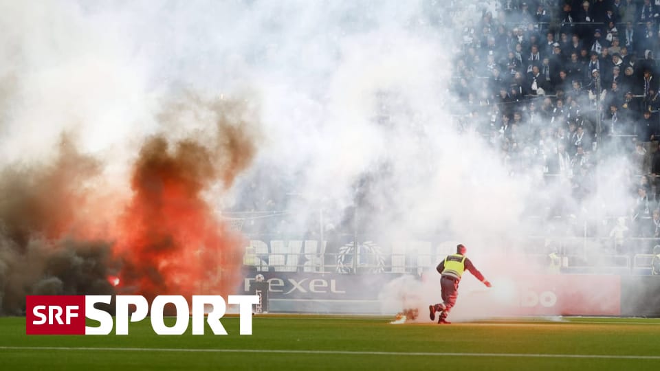 Fans-setzen-Rasen-in-Brand-Pyro-Skandal-Beinahe-Abbruch-bei-schwedischem-Relegationsspiel