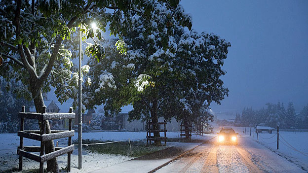 Schweiz Erster Schnee verlangt Geduld auf Strasse und