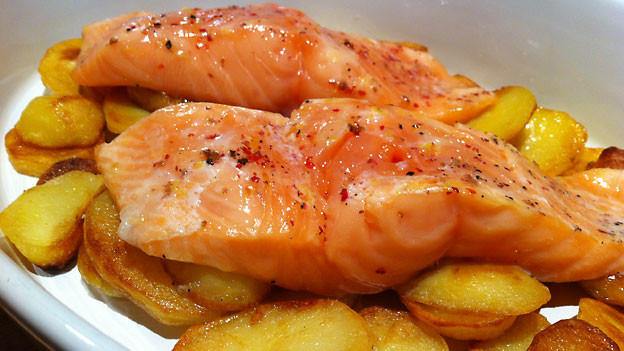 Knapp gegarter Lachs auf Kartoffeln - A point - SRF