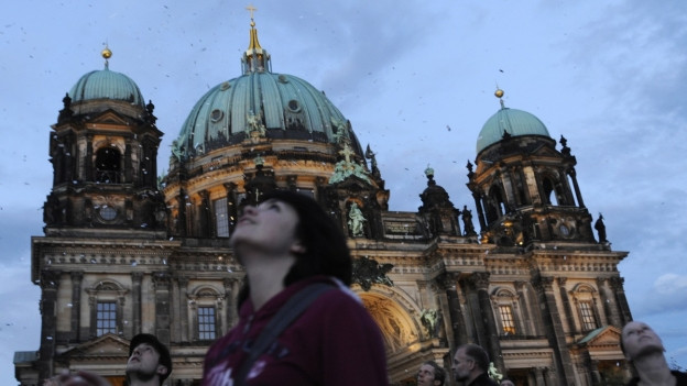 Gedichte, die vom Himmel fallen an der Langen Nacht der Museen in Berlin